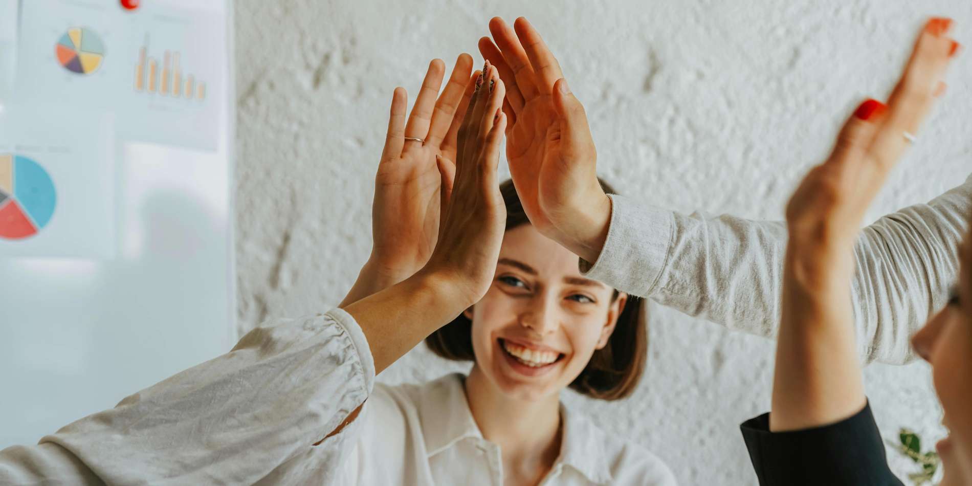 mensen geven elkaar een high five